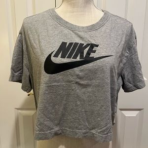 Cropped Nike shirt